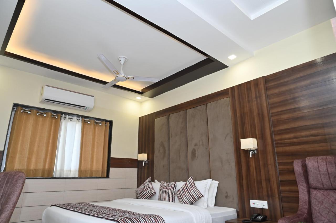 Hotel Vasdaa Grand Dehradun Zewnętrze zdjęcie