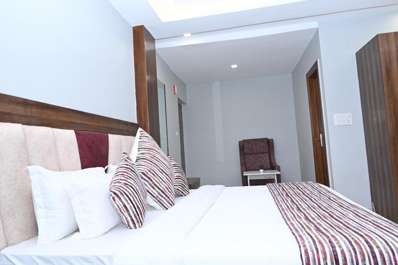 Hotel Vasdaa Grand Dehradun Zewnętrze zdjęcie