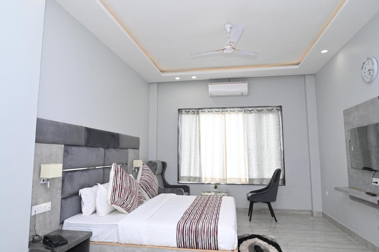 Hotel Vasdaa Grand Dehradun Zewnętrze zdjęcie