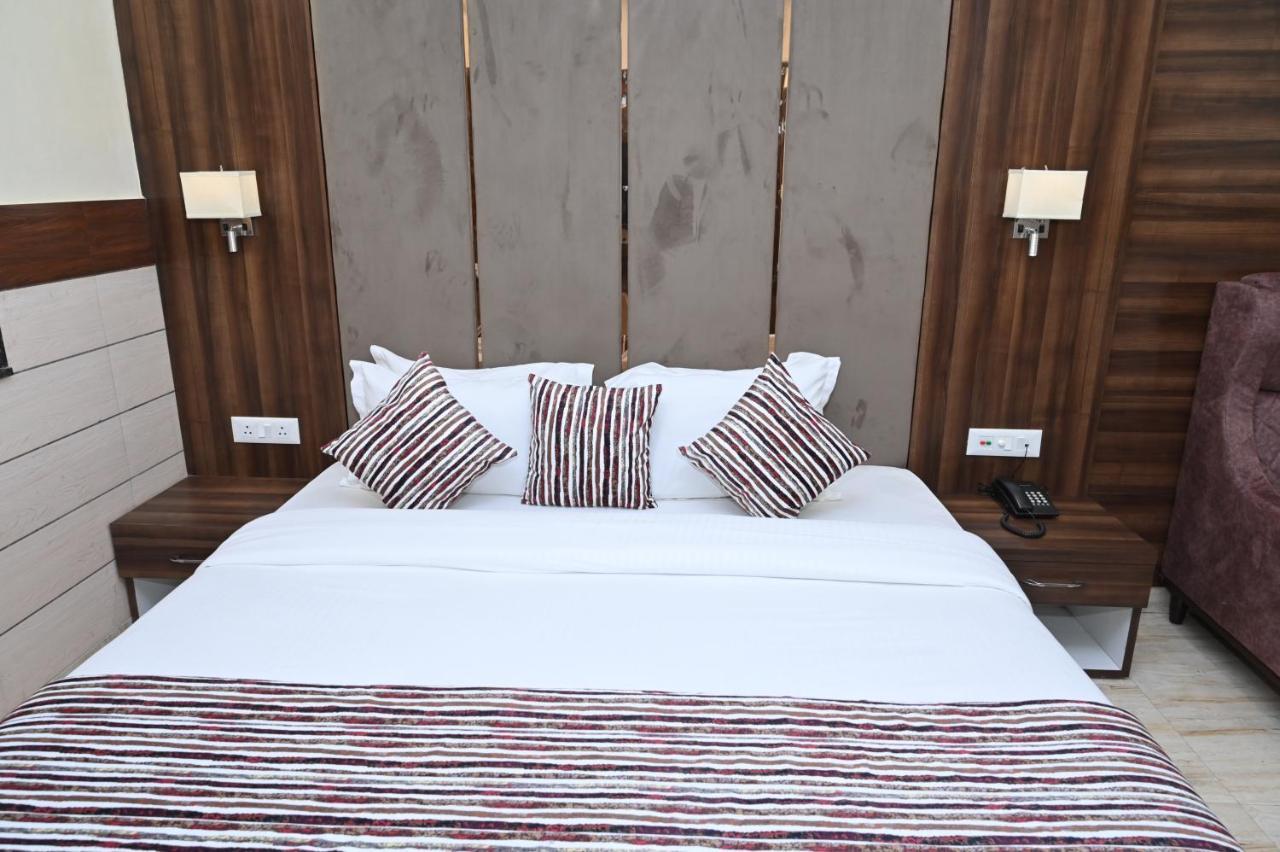 Hotel Vasdaa Grand Dehradun Zewnętrze zdjęcie