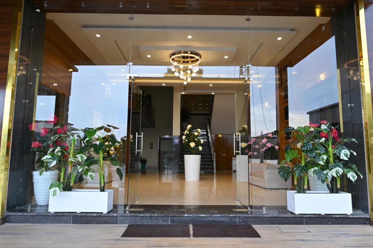 Hotel Vasdaa Grand Dehradun Zewnętrze zdjęcie
