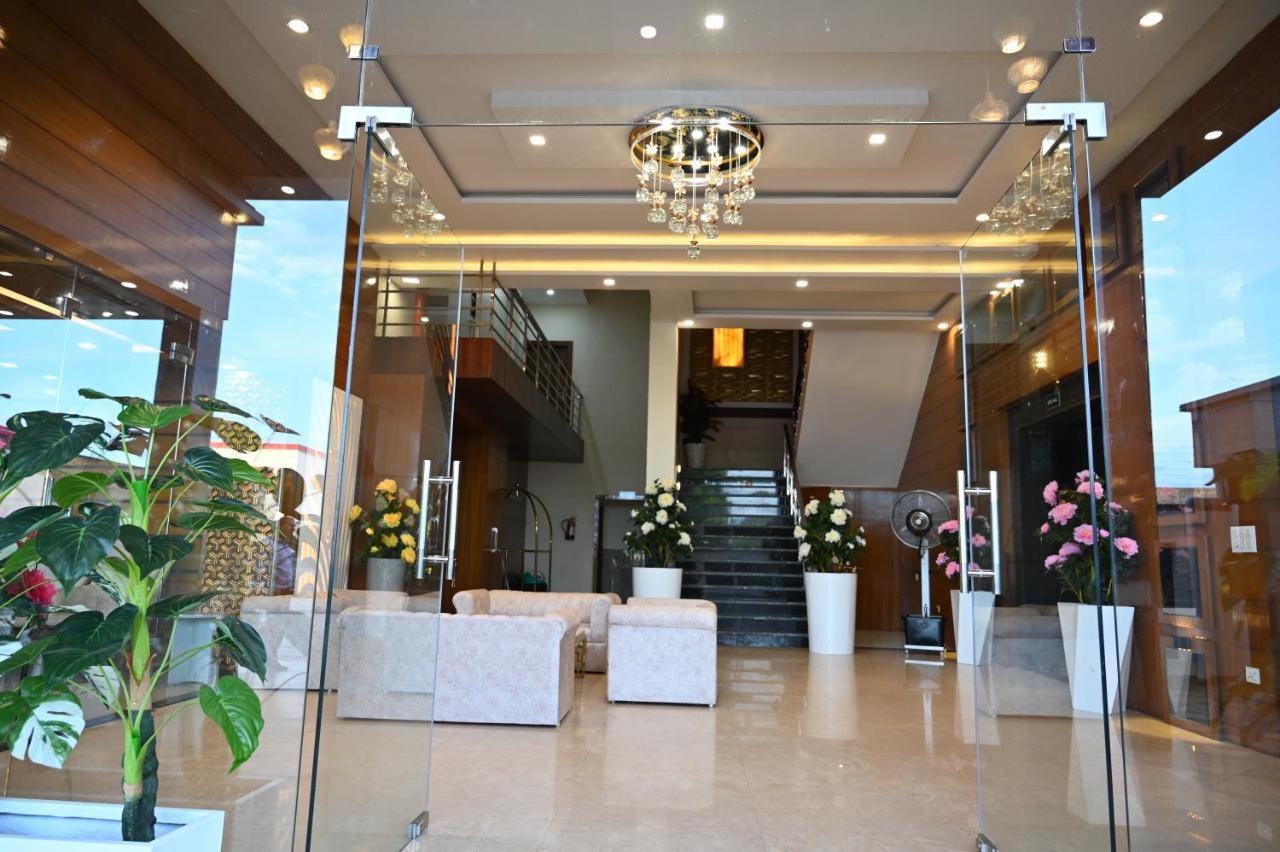 Hotel Vasdaa Grand Dehradun Zewnętrze zdjęcie