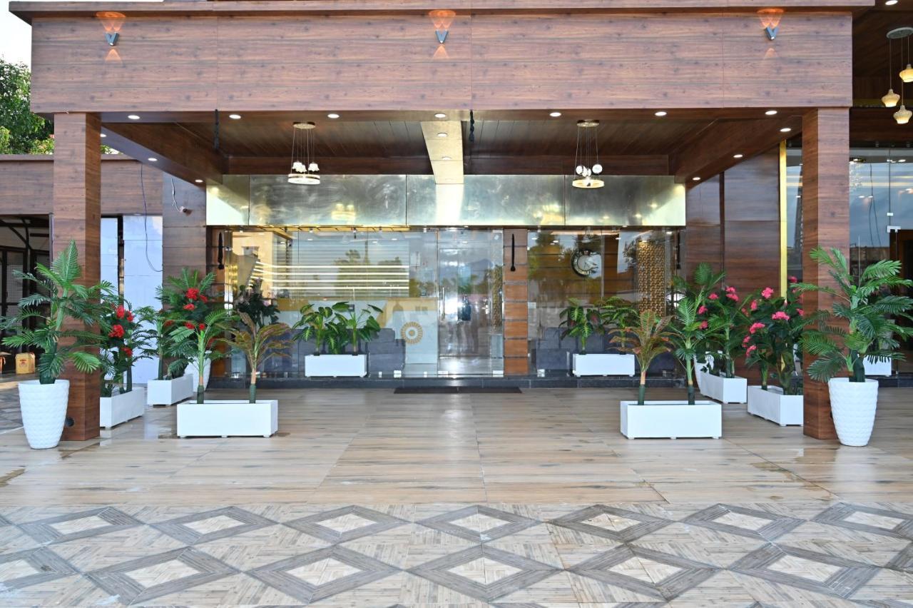 Hotel Vasdaa Grand Dehradun Zewnętrze zdjęcie