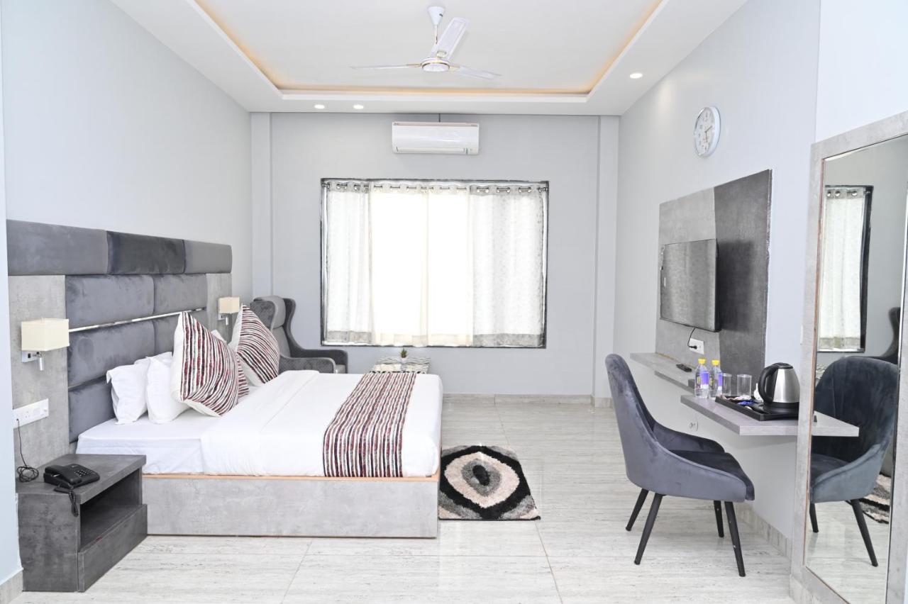Hotel Vasdaa Grand Dehradun Zewnętrze zdjęcie
