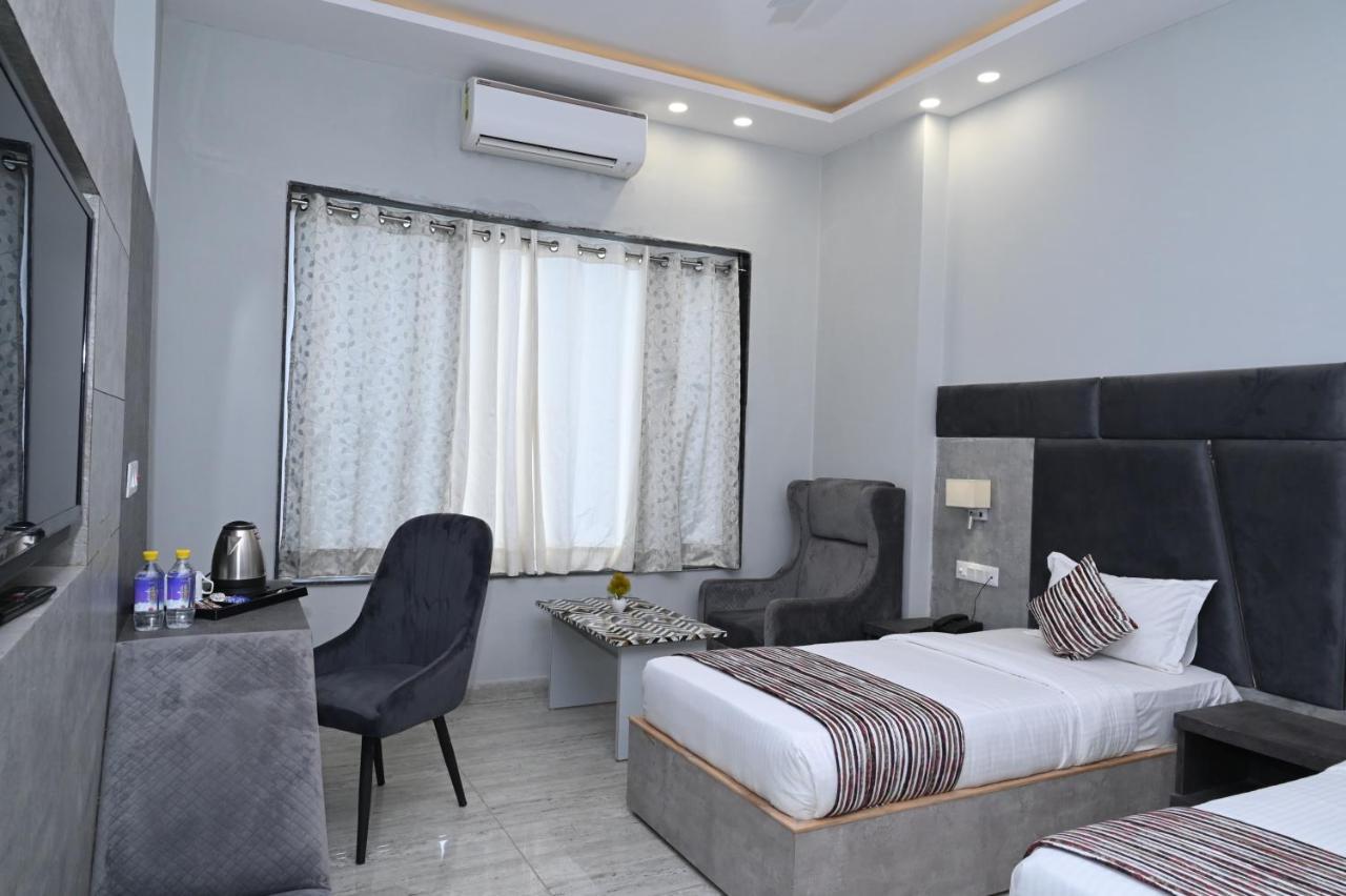 Hotel Vasdaa Grand Dehradun Zewnętrze zdjęcie