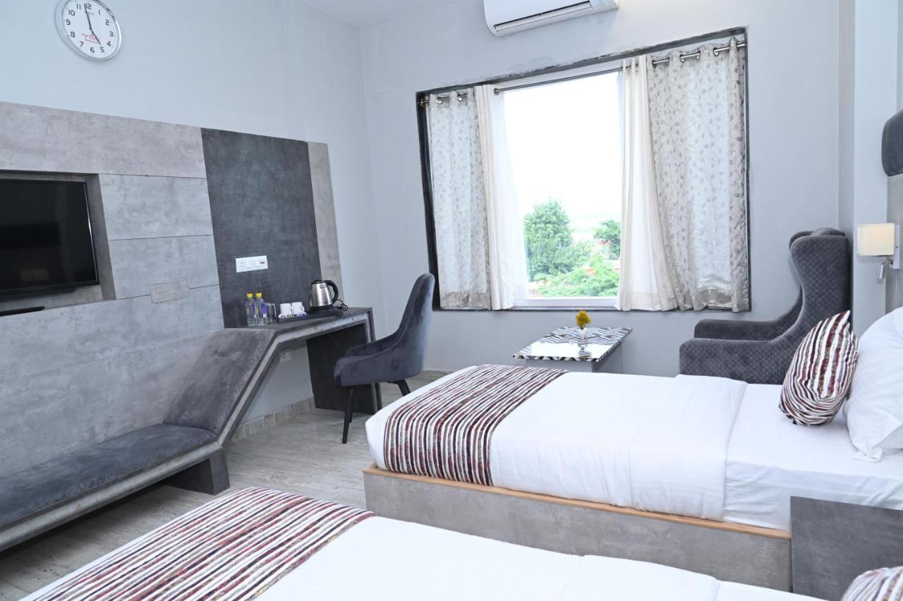 Hotel Vasdaa Grand Dehradun Zewnętrze zdjęcie