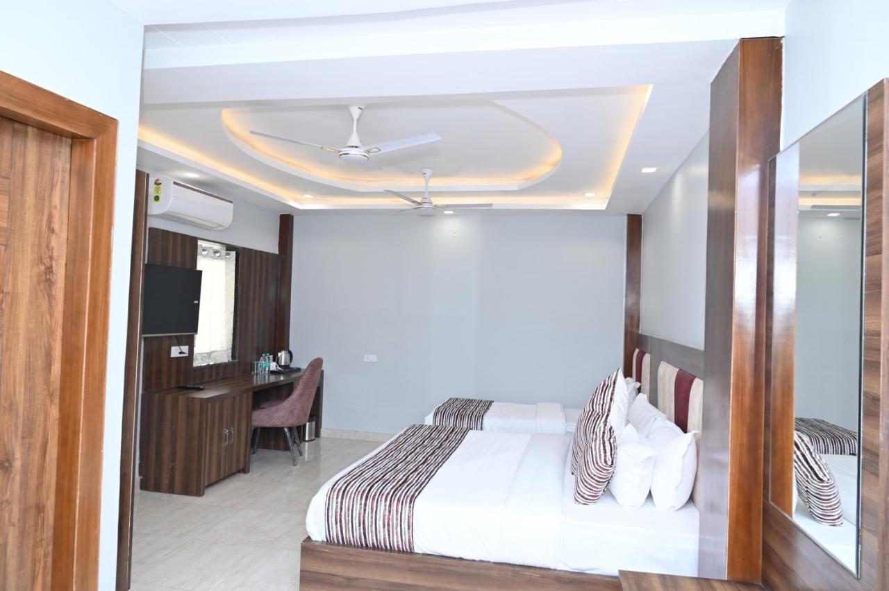 Hotel Vasdaa Grand Dehradun Zewnętrze zdjęcie