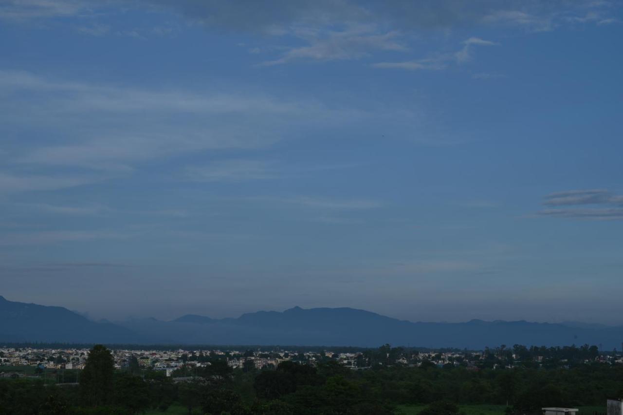 Hotel Vasdaa Grand Dehradun Zewnętrze zdjęcie