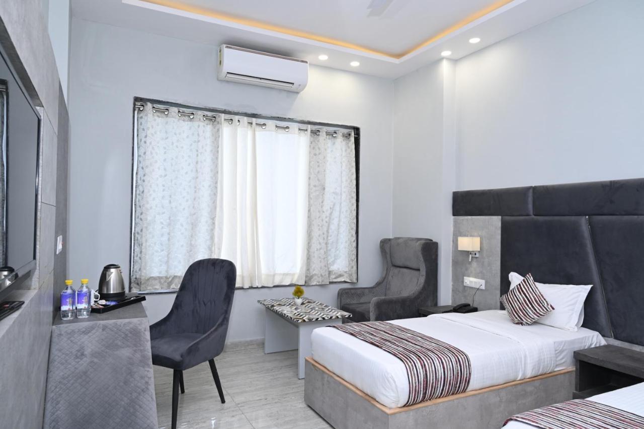 Hotel Vasdaa Grand Dehradun Zewnętrze zdjęcie