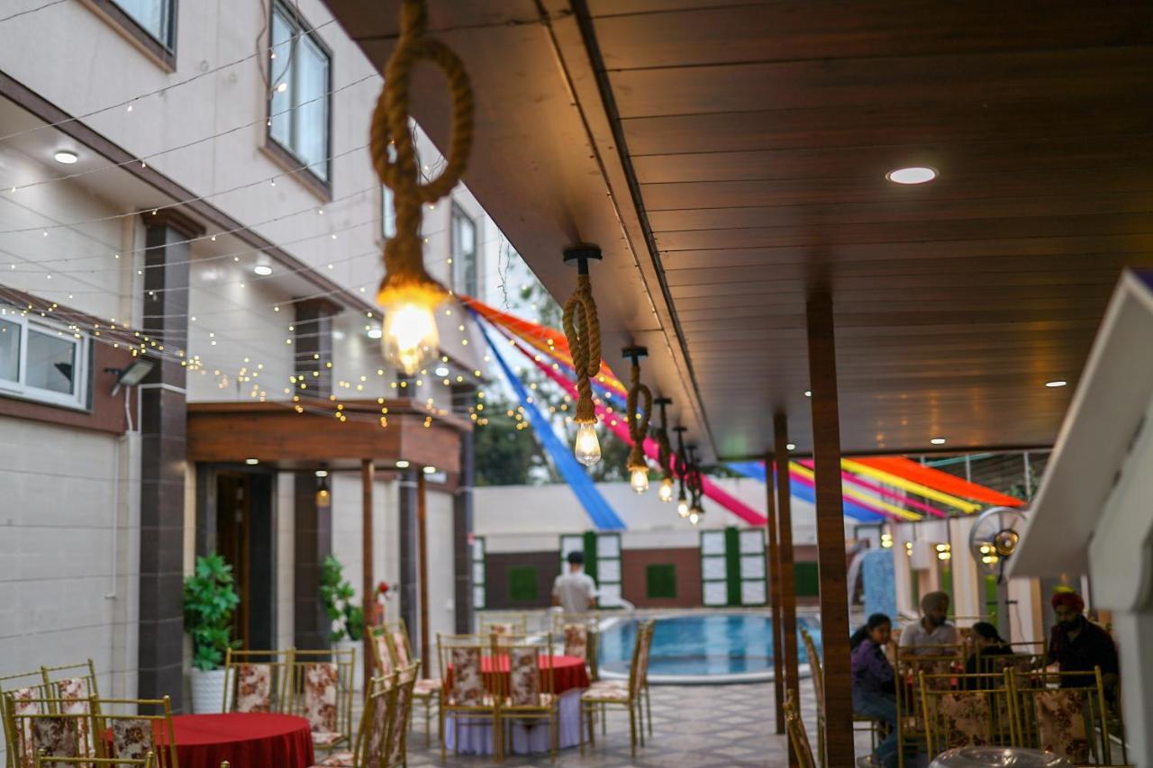 Hotel Vasdaa Grand Dehradun Zewnętrze zdjęcie