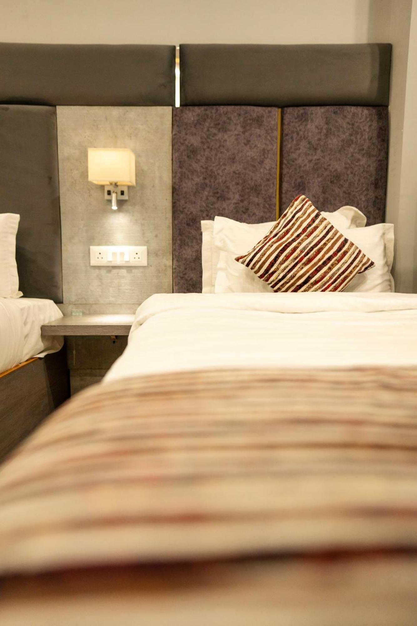 Hotel Vasdaa Grand Dehradun Zewnętrze zdjęcie