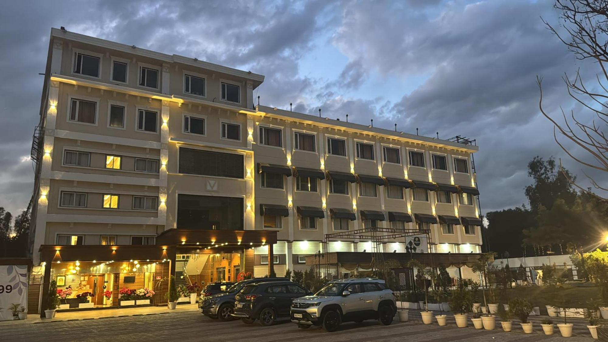 Hotel Vasdaa Grand Dehradun Zewnętrze zdjęcie